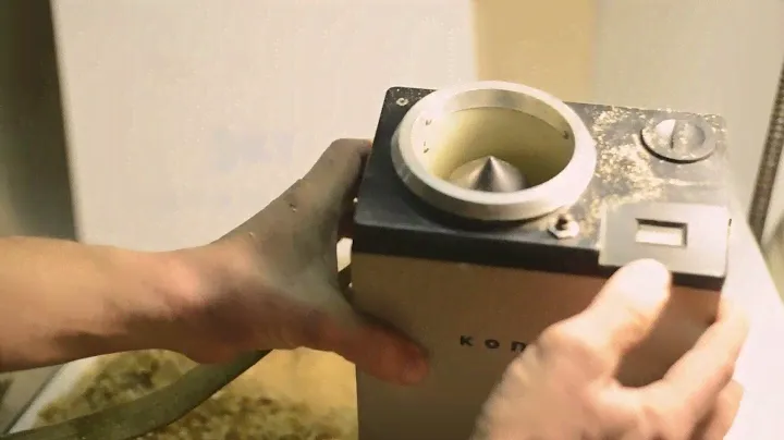 Измерение влажности  опилок прибором для зерна "Колос-1". Work of USSR Moisture meter "Colos-1"