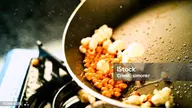 Зерна Кукурузы Лопающиеся В Кастрюле — стоковые фотографии и другие картинки Попкорн - Попкорн, Взрывающийся, Кукурузное зерно