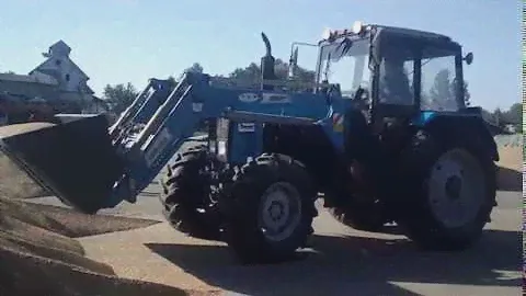 Погрузка зерна ковшем МТЗ 1221.2 на газ 53