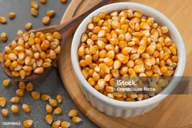Чаша С Кукурузными Ядрами Для Попкорна — стоковые фотографии и другие картинки Кукурузное зерно - Кукурузное зерно, Кукуруза - урожай, Кукуруза