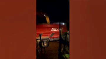 Выгрузка зерна ночью на ходу