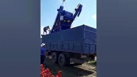 Погрузка ОВС 25 в машину для отправки в хозяйство покупателя