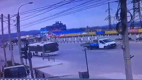 Дорогу в Новороссийске "сковало" из-за рассыпавшегося зерна