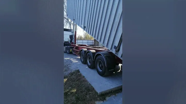 Быстрая выгрузка зерновоза грузчиком.